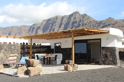 Strandvilla Daida Famara Mountain views